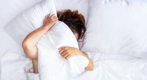 睡觉用什么颜色的灯光有助于睡眠?容易入睡的灯光颜色!